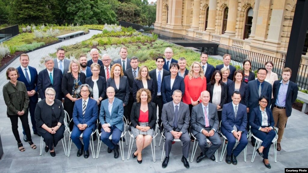 Tân Dân biểu, Nghị sĩ Quốc Hội Victoria, Úc Châu. Ông Kiều Tiến Dũng ngồi ở hàng đầu (thứ hai bên trái) 