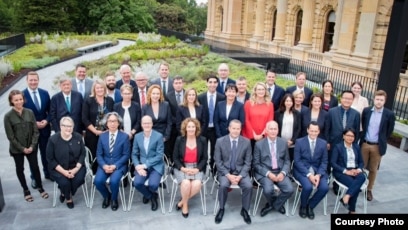 Tân Dân biểu, Nghị sĩ Quốc Hội Victoria, Úc Châu. Ông Kiều Tiến Dũng ngồi ở hàng đầu (thứ hai bên trái) 