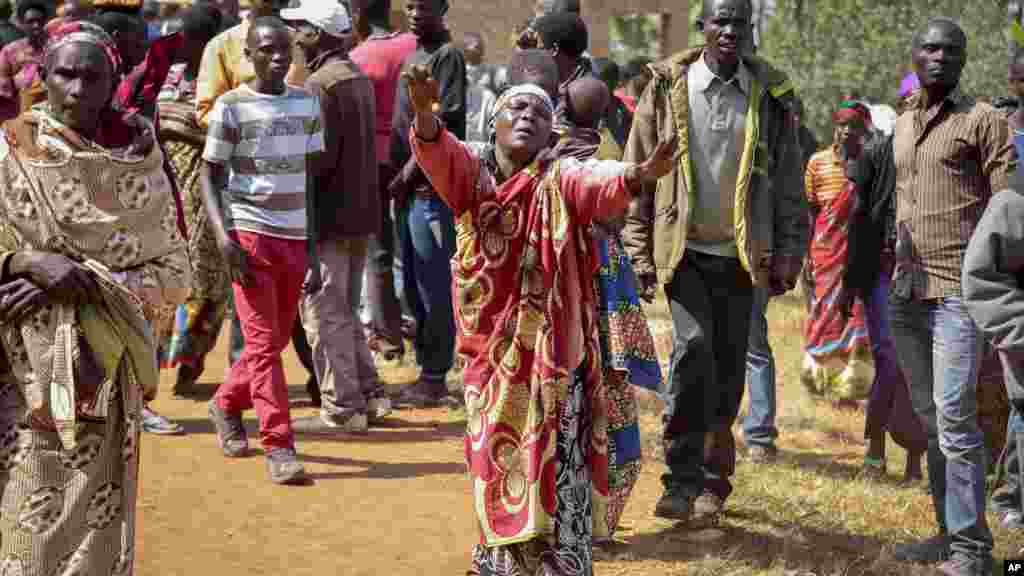 Une femme danse pour montrer son soutien au président Pierre Nkurunziza, Ngozi, 21 juillet 2015.