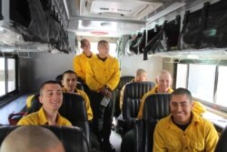 Yulfiano (paling belakang) bersama para pemadam kebakaran di California (dok: pribadi)