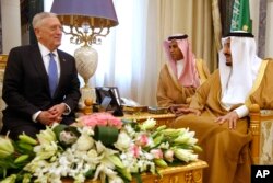 FILE - Saudi Arabia's King Salman (right) meets with U.S. Defense Secretary James Mattis, in Riyadh, April 19, 2017.