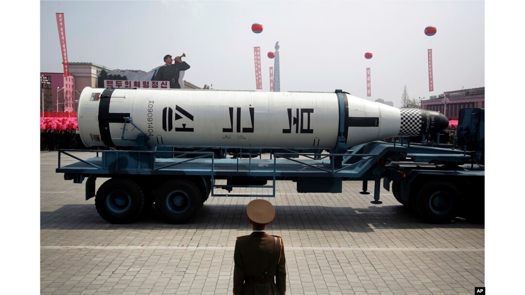 15 de Abril, 2017: Parada militar na Coreia do Norte exibe um míssil submarino na Praça Kim Il Sung em Pyongyang, Coreia do Norte para celebrar o 105o aniversário de nascimento de Kim Il Sung, o fundador do país