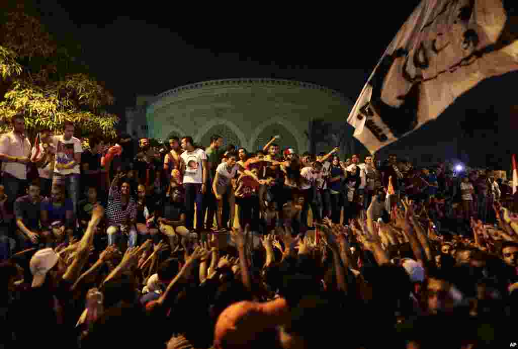 Opponents of Egypt's Islamist President Mohamed Morsi chant slogans during a protest outside the presidential palace, in Cairo, June 30, 2013.