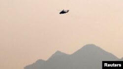 2月19日，一架MI-35M军用直升机在缅甸腊戌一座基督教教堂上空飞行。