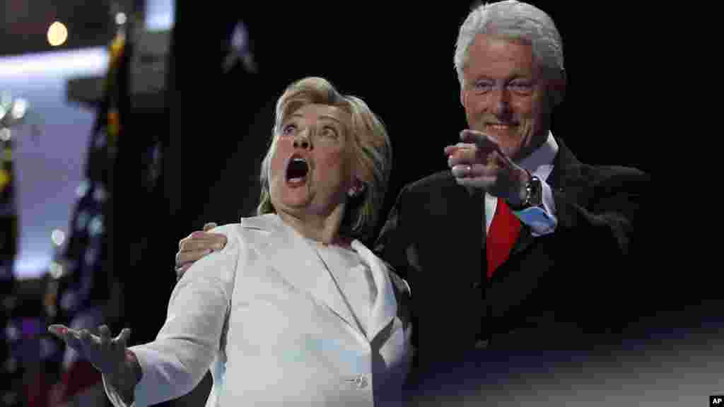 La candidate démocrate Hillary Clinton et l&#39;ancien président Bill Clinton à la tribune de la convention nationale démocrate à Philadelphie, le 28 juillet 2016.