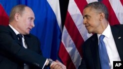 Tổng thống Hoa Kỳ Barack Obama (phải) bắt tay Tổng thống Nga Vladimir Putin tại hội nghị thượng đỉnh G20, ở Los Cabos, Mexico, 18/6/12