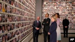 Tổng thống Obama và Ðệ nhất Phu nhân Michelle Obama cùng với cựu Ngoại trưởng Mỹ Hillary Rodham Clinton và cựu Tổng thống Bill Clinton tham quan Viện bảo tàng 9/11 với cựu Thị trưởng New York Michael Bloomberg, ngày 15/5/2014.