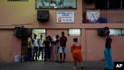 미국에 입국한 쿠바 이민자들이 12일 플로리다주 파나마시티의 임시 거처에 머무르고 있다. 바락 오바마 대통령은 12일 쿠바인들이 미국에 입국할 경우 비자없이 체류할 수 있게 해온 정책을 즉각 폐기한다고 밝혔다.