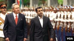 Prezidan Kiben an Raul Castro ak Prezidan Iranyen an Mahmoud Ahmadinejad nan Kiba (AP Photo/Ismael Francisco, Prensa Latina)