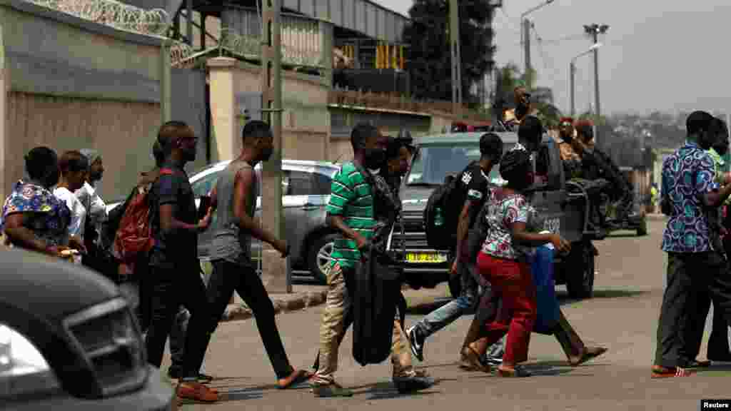 Des passants courent alors qu&#39;ils quittent le port d&#39;Abidjan après avoir entendu des tirs, en Côte d&#39;Ivoire, le 18 janvier 2017.