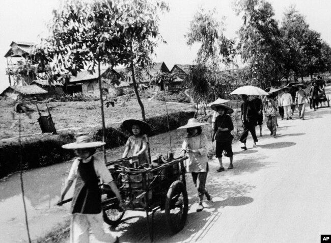 历史照片：人们走在广州附近的佛山乡间道上。(1961年11月20日)