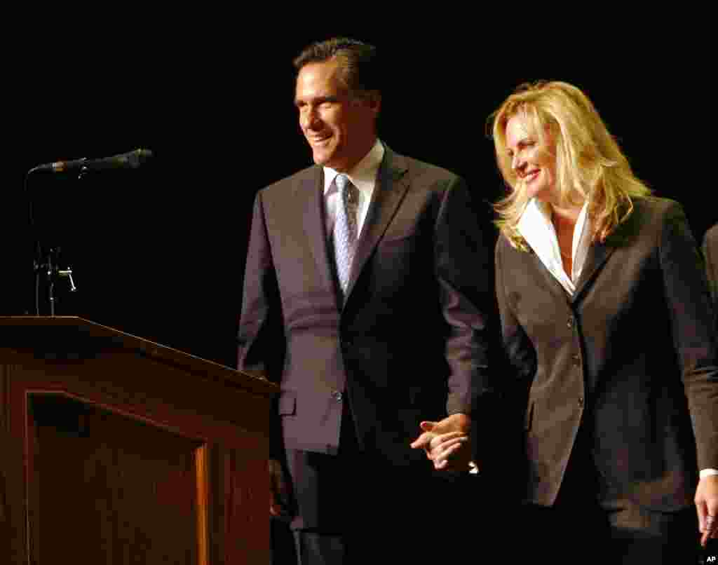 L&#39;ancien gouverneur Mitt Romney pr&eacute;sentant son &eacute;pouse Ann &agrave; la convention du Parti r&eacute;publicain de l&#39;Etat du New Hampshire, &agrave; Concord, le 30 septembre 2006 