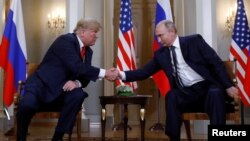 Prezidan Donald Trump ap bay Prezidan Vladimir Vladimir Putin lanmen nan kòmansman rankont yo a nan Helsinki, Peyi Fenland. (Foto: 16 Jiyè 2018).