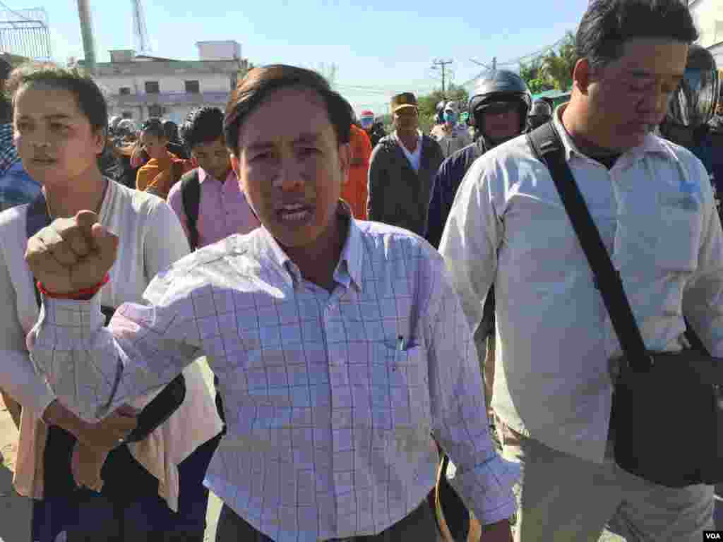 Vorn Pov, director of the development organization IDEA and a worker representative, center, shouted at authorities on Sunday as they sought to disperse the mourners, January 3rd, 2016. (Hul Reaksmey/VOA Khmer)