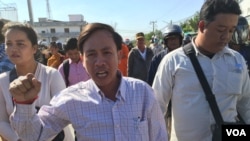 Vorn Pov, director of the development organization IDEA and a worker representative, center, shouted at authorities on Sunday as they sought to disperse the mourners, January 3rd, 2016. (Hul Reaksmey/VOA Khmer)