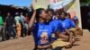 Activistas da Associação Coalizão usam a dança para promover a saúde reprodutiva em Moçambique