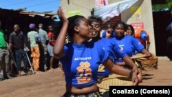 Activistas da Associação Coalizão usam a dança para promover a saúde reprodutiva em Moçambique