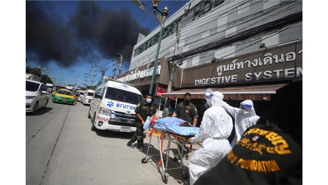 Pasien dievakuasi dari Rumah Sakit Chularat 9 menyusul ledakan dan kebakaran hebat di sebuah pabrik di Provinsi Samut Prakan, Thailand, Senin, 5 Juli 2021. (Foto: AP/Nava Natthong)