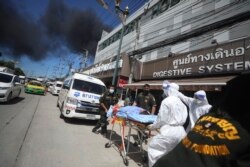 Pasien dievakuasi dari Rumah Sakit Chularat 9 menyusul ledakan dan kebakaran hebat di sebuah pabrik di Provinsi Samut Prakan, Thailand, Senin, 5 Juli 2021. (Foto: AP/Nava Natthong)