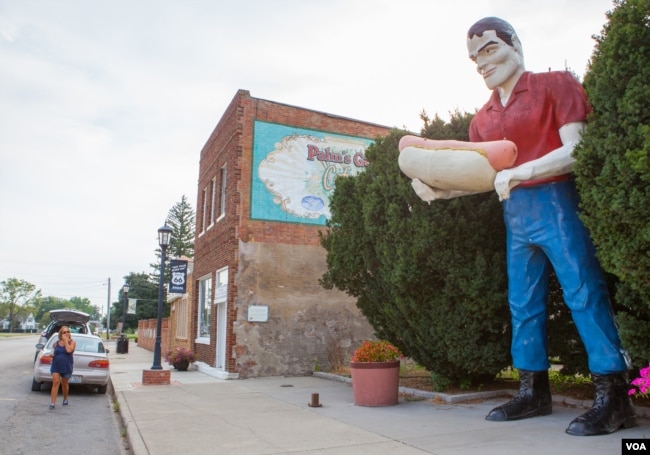 FILE - Paul Bunyan statue in Atlanta, Illinois (Adam Brock/VOA)