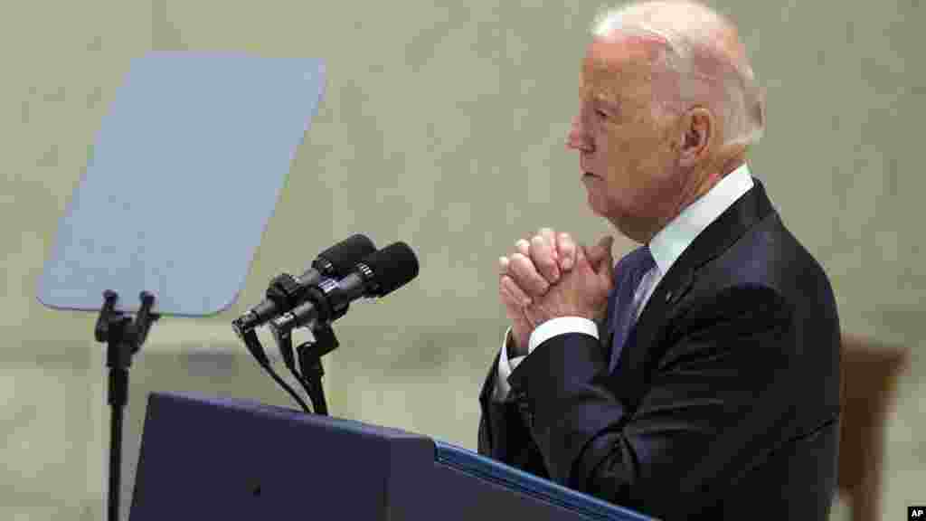 Le vice-président américain Joe Biden prononce son discours lors du congrès au Vatican, 29 avril 2016.