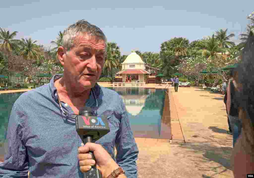 British journalist John Swain, who was portrayed in the 1984 Oscar-winning film &ldquo;The Killing Fields&rdquo; speaks to VOA Khmer before a press conference to announce the premiere of the Netflix&#39;s film &ldquo;First They Killed My Father&rdquo; on February 18, 2017 in Siem Reap province, Cambodia. (Neou Vannarin/VOA Khmer)