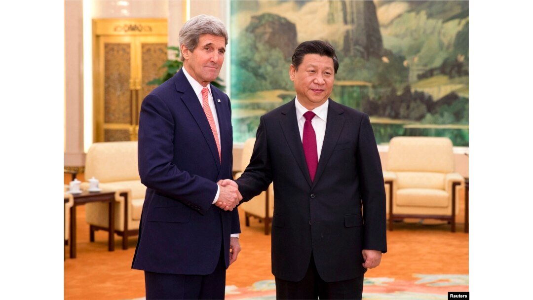 Menlu AS John Kerry (kiri) berjabat tangan dengan Presiden China Xi Jinping di Balai Rakyat China, Beijing (14/2)