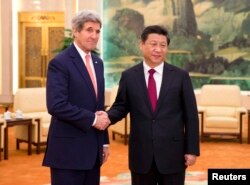 Menlu AS John Kerry (kiri) berjabat tangan dengan Presiden China Xi Jinping di Balai Rakyat China, Beijing (14/2)