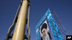 지난해 9월 이란 테헤란의 바하레스탄 광장에 아야톨라 알리 하메네이 이란 최고지도자 사진과 함께 가드르-F 미사일이 전시되어있다. (자료사진)