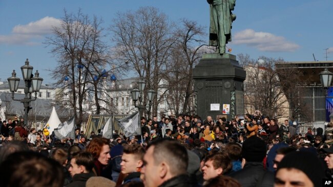 La gente se reúne frente del monumento Alexander Pushkin en el centro de Moscú, 26 de marzo de 2017.