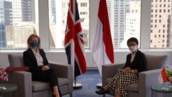 Menteri Luar Negeri Indonesia Retno Marsudi (kanan) berpose bersama Menteri Luar Negeri Inggris Elizabeth Truss setelah melakukan pertemuan di sela Sidang Majelis Umum PBB yang ke-76 di New York, Amerika Serikat, pada 20 September 2021. (Foto: KEMLU RI)