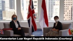 Indonesian Foreign Minister Retno Marsudi (right) poses with British Foreign Minister Elizabeth Truss after holding a meeting on the sidelines of the 76th UN General Assembly in New York, United States, on September 20, 2021. (Photo: Indonesian Ministry of Foreign Affairs)