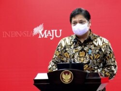 Menko Perekonomian Airlangga Hartarto dalam telekonferensi pers di Istana Kepresidenan, Jakarta, Senin (6/12) mengatakan Presiden Jokowi instruksikan vaksin booster akan dilaksanakan mulai Januari 2022 (Biro Setpres)