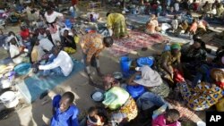 Des réfugiés tchadiens dans la ville frontalière de Kousseri, au Cameroun, le 7 février 2008. (AP Photo/Sunday Alamba) 