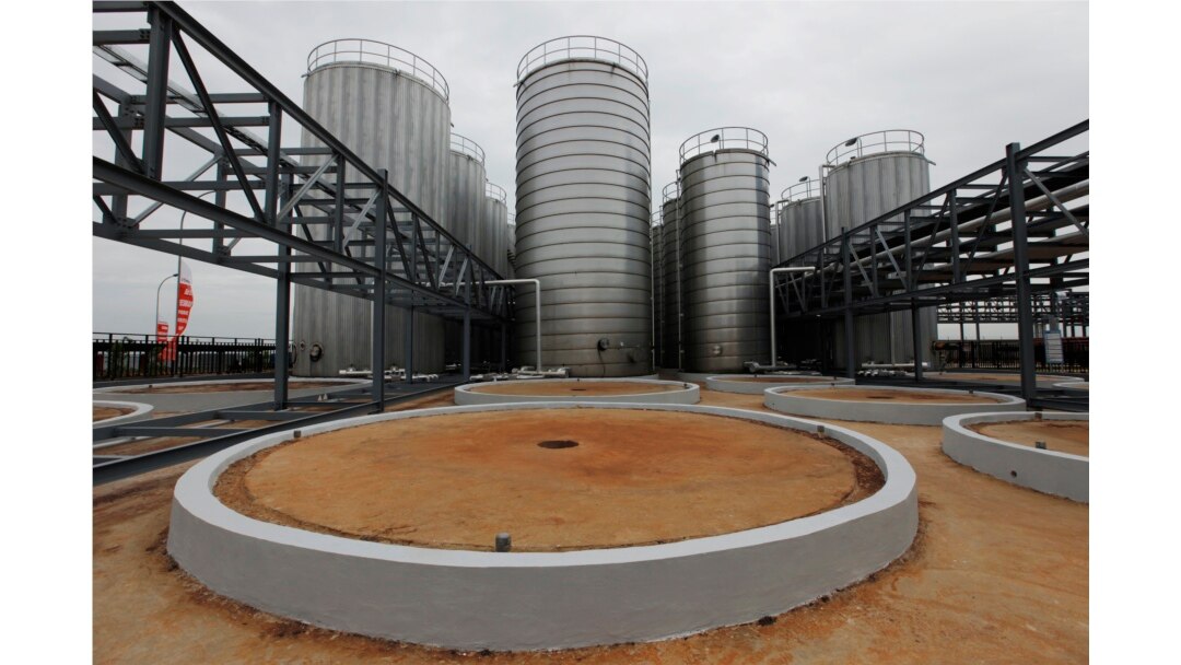Tangki penyimpanan minyak sawit di pabrik penyulingan berbasis minyak sawit milik Sinar Mas Agro Resources and Technology (SMART) di Marunda, Jawa Barat 30 Maret 2011. (Foto: REUTERS/Enny Nuraheni)