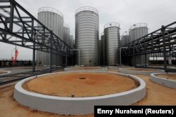 Tangki penyimpanan minyak sawit terlihat di pabrik penyulingan berbasis minyak sawit milik Sinar Mas Agro Resources and Technology (SMART) di Marunda, Jawa Barat 30 Maret 2011. (Foto: REUTERS/Enny Nuraheni)