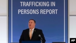 ທ່ານ Mike Pompeo, ລັດຖະມົນຕີກະຊວງການຕ່າງປະເທດ ກ່າວຄໍາປາໄສໃນງານປະກາດກ່ຽວກັບລາຍງານປະຈໍາປີຂອງກະຊວງການຕ່າງປະເທດສະຫະລັດ ຫລື TIP Report ສະບັບທີ 20 ເນື່ອງໃນໂອກາດຄົບຮອບ 20 ປີທີ່ກະຊວງໄດ້ເລີ້ມເຮັດບົດລາຍງານດັ່ງກ່າວ. 