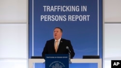 6月28日星期四﹐美國國務卿蓬佩奧在國務院公報2018年人口販賣報告。