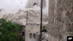 Ảnh chụp từ video của nhóm tự xưng là Mặt Trận Hồi giáo Aleppo cho thấy hiện trường nơi xảy ra vụ nổ, ngày 8/5/2014.
