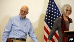 艾伦•格罗斯与妻子１２月１７号在华盛顿与媒体见面