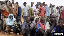 Newly arrived Somali refugees line up to wait for the reception center to open at Ifo settlement at Kenya's Dadaab Refugee Camp, situated northeast of the capital Nairobi near the Somali border, September 1, 2011. 