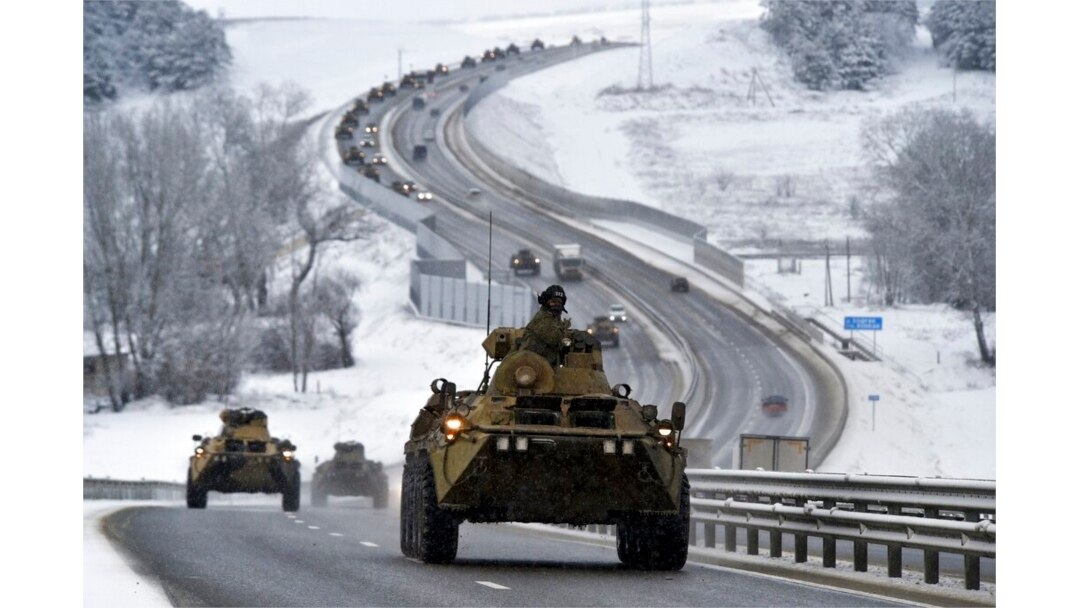 Konvoi militer Rusia saat melewati jalanan di Krimea (foto: dok).