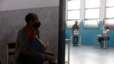Un miembro de la Policía Nacional Bolivariana emite su voto en un simulacro electoral previo a las elecciones regionales de noviembre para gobernadores y alcaldes, en Caracas, el 10 de octubre de 2021.