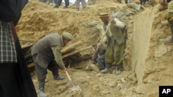 Afghans search for survivors after landslide buried in Abi-Barik village in Badakhshan province, northeastern Afghanistan, May 3, 2014.