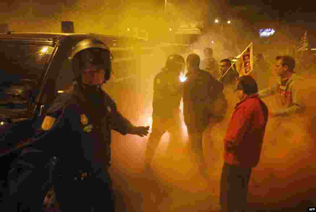 Union picketers try to stop a truck at the entrance of Malaga's main food warehouse, early March 29, 2012. (Reuters)