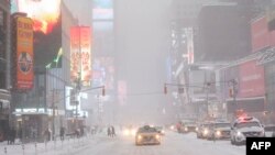 Pemandangan di Times Square saat salju turun pada 23 Januari 2016 di New York.