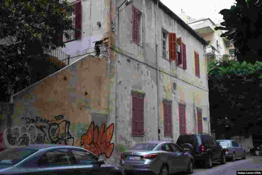 Tidak mungkin rasanya mengabaikan rumah-rumah berdinding batu dengan jendela-jendela tinggi yang menghiasi pusat Kota Beirut. (H. Levent/VOA)