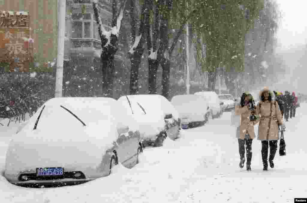 چین کے صوبہ ہیلانگجیانگ کے شہر ہاربن میں رواں ہفتے شدید برف باری کی وجہ سے اسکول اور سڑکیں بند کر دی گئی تھیں۔