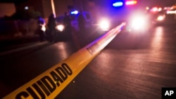 Cảnh sát phong toả hiện trường một vụ án nơi một người đàn ông bị bắn trong khi đang lái xe ở Tijuana, Mexico. (Ảnh tư liệu)
