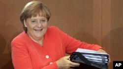 Angela Merkel stize na tjedni sastanak svojeg kabineta, Berlin, 22. kolovoz 2012. 